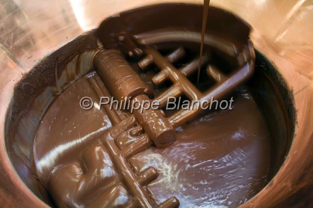 france loir et cher 24.JPG - Couverture du cacao, conchageChocolaterie Max Vauché, BracieuxLoir-et-Cher,  France